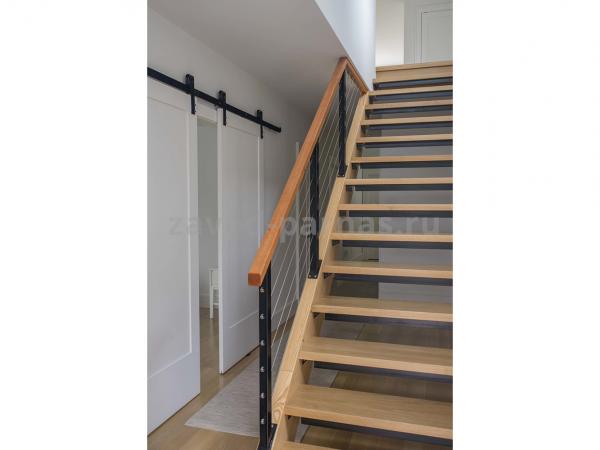 Дизайнерская деревянная лестница на второй этаж