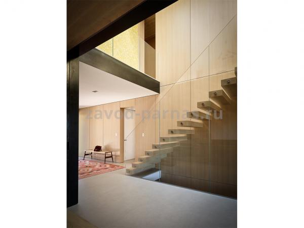 Дизайнерская лестница на второй этаж из дерева