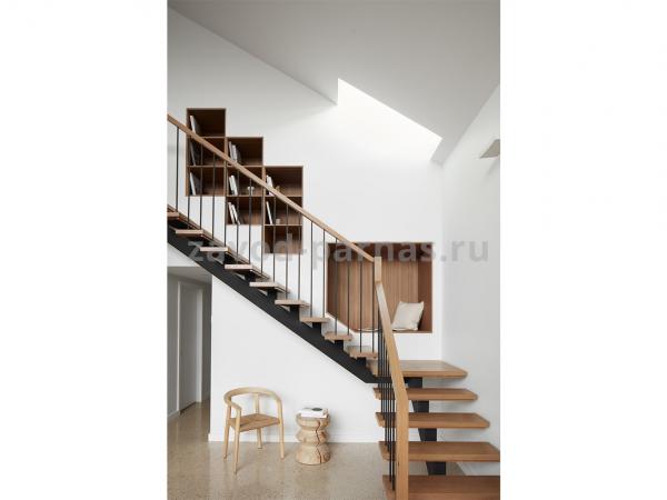 Интерьерная деревянная лестница на второй этаж