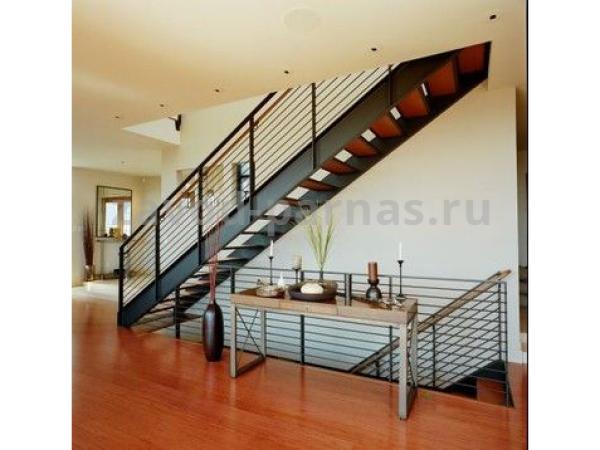 Дизайнерская металлическая лестница на второй этаж