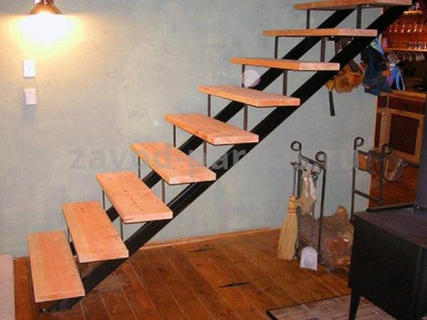 Дизайнерская металлическая лестница на второй этаж