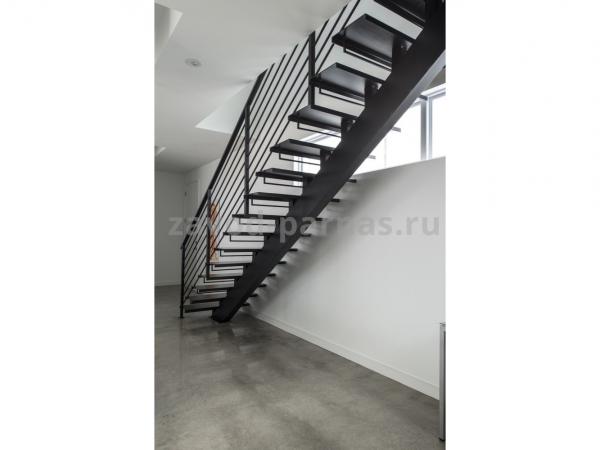 Эстетичная лестница на второй этаж из металла