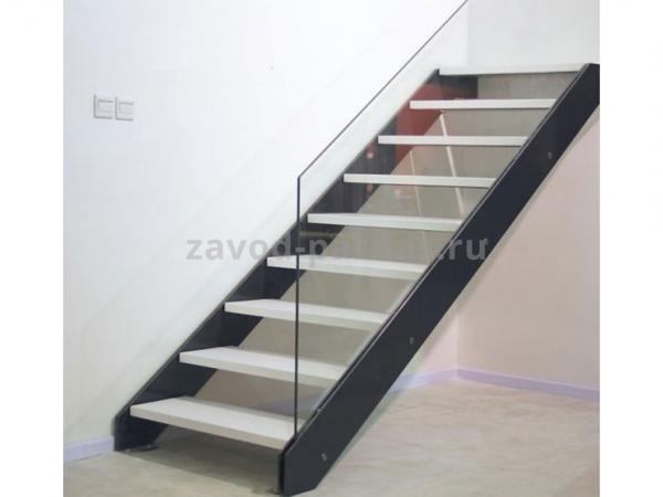 Эстетичная металлическая лестница на второй этаж