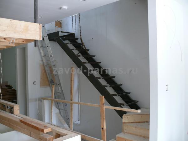 Красивая лестница на второй этаж из металла