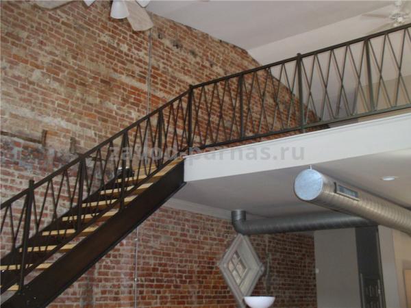 Дизайнерская лестница на второй этаж из металла