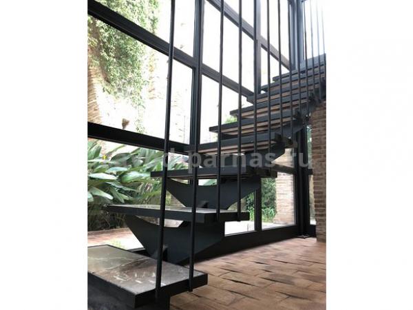 Дизайнерская лестница на второй этаж из металла