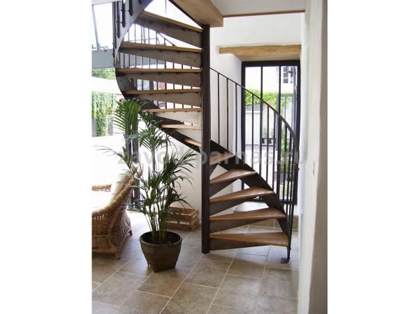 Дизайнерская лестница винтовая на второй этаж