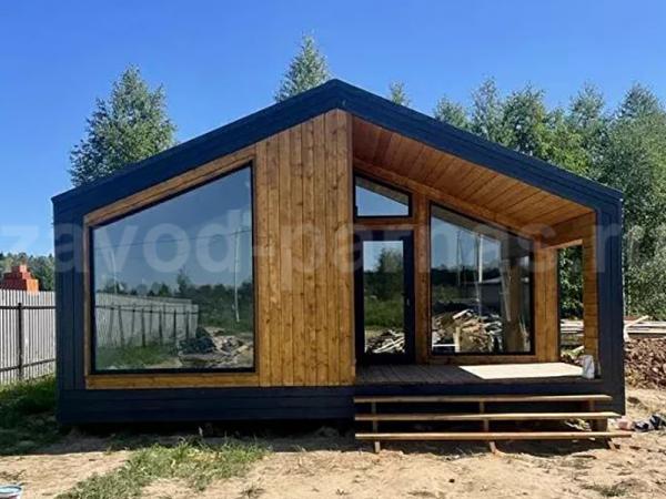 Летний дом с двускатной крышей и панорамным фасадом