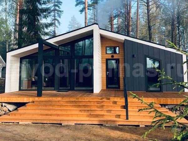 Загородный дом с отоплением, панорамным фасадом, примыкающим крыльцом и аркой на террасе