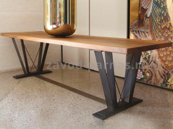 Обеденный стол в стиле лофт из металла и дерева