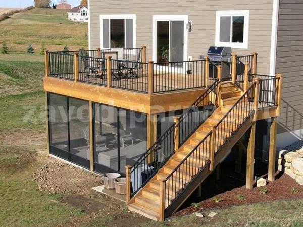 Веранда с террасой на крыше, широкой лестницей и ограждением
