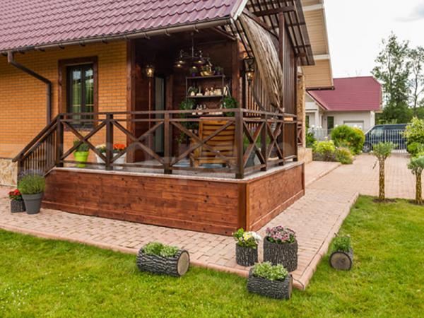 Деревянная терраса с глухим цоколем и встроенной барной зоной